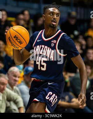 09 février 2023 Berkeley, CA États-Unis le garde de l'Arizona Cedric Henderson Jr. (45) cherche à passer le ballon lors du match de basket-ball masculin de la NCAA entre les Wildcats de l'Arizona et les Golden Bears de Californie. Arizona a battu la Californie 85-62 au Haas Pavilion Berkeley Calif. Thurman James / CSM (crédit image : © Thurman James/CSM via ZUMA Press Wire) Banque D'Images