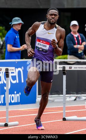 03 août 2025 Eugene, OR U.S.A. L'athlète masculin du 400 mètres haies Rai Benjamin prend la tête et remporte la finale du 400 mètres haies lors du jour 4 du Championnat d'athlétisme extérieur de l'USATF à Hayward Field Eugene OU Thurman James/CSM Banque D'Images