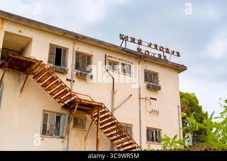Famagouste (Kapali Maras), Chypre du Nord - 16 juillet 2025 : vue depuis la ville abandonnée Varosha avec la marque d'hôtel King george Banque D'Images