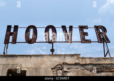 Famagouste (Kapali Maras), Chypre du Nord - 16 juillet 2025 : vue depuis la ville abandonnée de Varosha avec la marque Hoover Banque D'Images