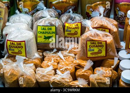 2 octobre 2018, Oaxaca de Juarez, Oaxaca, Mexique : le Sal de Chapulin est un assaisonnement à base de chapulines, de sauterelles grillées, de piments moulus et de sel de mer. Sal de Gunsano est fabriqué à partir de vers maguey rouges redoutables, de piments moulus et de sel de mer. Ils sont utilisés comme assaisonnements dans de nombreuses recettes mexicaines traditionnelles. Sal de Gusano est également utilisé pour enduire le bord d'un verre de mezcal. En vente sur le marché Benito Juarez à Oaxaca, Mexique. (Crédit image : © Jon G. Fuller / Vwpics/VW pics via ZUMA Press Wire) Banque D'Images