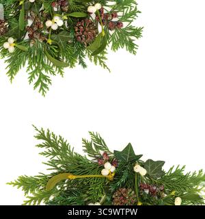 Hiver verdure Noël bordure décorative de fond. Gui, lierre, pommes de pin, sapin genévrier de cèdre sur fond blanc. Flore pour solstice d'hiver. Banque D'Images