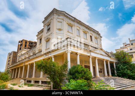 Vue depuis la ville abandonnée Varosha, Famagouste (Kapali Maras), Chypre du Nord. Banque D'Images