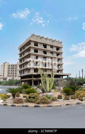Vue depuis la ville abandonnée Varosha, Famagouste (Kapali Maras), Chypre du Nord. Banque D'Images