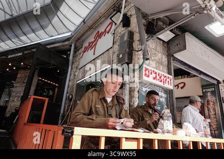 30 janvier 2023, Jérusalem, Israël : des soldats de la Brigade Givati de Tsahal font une pause alors que les forces de police des frontières avec des renforts de Tsahal patrouillent le centre-ville de Jérusalem. Israël a élevé l'alerte au terrorisme au plus haut niveau et déployé des bataillons supplémentaires à Jérusalem et en Cisjordanie dans un contexte d'escalade de la violence à la suite de deux fusillades terroristes dans la capitale. Sept Israéliens ont été assassinés et cinq blessés. (Crédit image : © Nir Alon/ZUMA Press Wire) Banque D'Images
