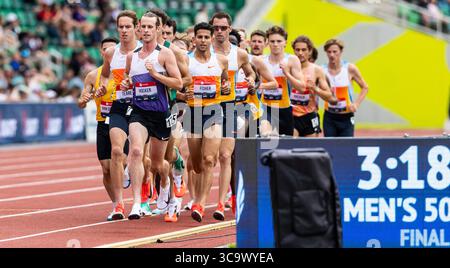 03 août 2025 Eugene, OU U.S.A. L'athlète masculin du 5000 mètres Cole Hocker mène le peloton dans la finale du 5000 mètres lors du championnat d'athlétisme extérieur USATF jour 4 à Hayward Field Eugene OU Thurman James/CSM Banque D'Images