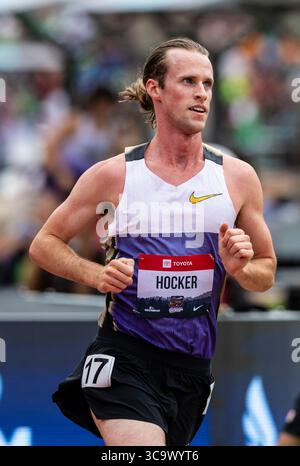 03 août 2025 Eugene, OU U.S.A. Cole Hocker, athlète masculin du 5000 mètres, s'enfuit du peloton dans la finale du 5000 mètres lors du jour 4 du Championnat d'athlétisme extérieur de l'USATF à Hayward Field Eugene OU Thurman James/CSM Banque D'Images
