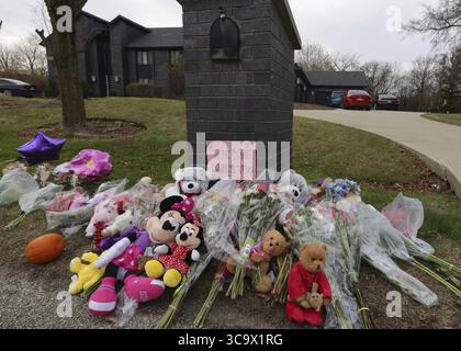 11 décembre 2022 : un mémorial rempli de dizaines de bouquets de fleurs et d'animaux en peluche se trouve à l'extérieur de la maison Kisliak le long de la terrasse Acacia le 2 décembre 2022, à Buffalo Grove. Cinq membres de la famille ont été retrouvés morts dans la maison. (Crédit image : © Stacey Wescott/Chicago Tribune via ZUMA Press Wire) Banque D'Images