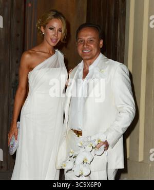MIAMI BEACH, FL - 17 MAI : Adriana de Moura, Real Housewives of Miami, a marché dans l'allée avec fiancÅ½ Frederic Marq, le designer d'intérieur à l'église congrégationale de Coral Gables à Miami où environ 50 membres de la famille et amis les plus proches de la bombe brésilienne l'ont regardée épouser le Français plus âgé, dont la valeur nette est de 15 millions de dollars. Les co-stars d'Adriana Lisa Hochstein, Alexia Echevarria et Marysol Patton l'ont escortée à l'église et ont servi de demoiselles d'honneur pour la somptueuse affaire le 17 mai 2013 à Miami, Floride... personnes : Marysol Patton Alexia Echevarria Adriana de Moura Lisa Hochstein..TransMiss Banque D'Images
