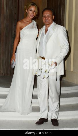 MIAMI BEACH, FL - 17 MAI : Adriana de Moura, Real Housewives of Miami, a marché dans l'allée avec fiancÅ½ Frederic Marq, le designer d'intérieur à l'église congrégationale de Coral Gables à Miami où environ 50 membres de la famille et amis les plus proches de la bombe brésilienne l'ont regardée épouser le Français plus âgé, dont la valeur nette est de 15 millions de dollars. Les co-stars d'Adriana Lisa Hochstein, Alexia Echevarria et Marysol Patton l'ont escortée à l'église et ont servi de demoiselles d'honneur pour la somptueuse affaire le 17 mai 2013 à Miami, Floride... personnes : Marysol Patton Alexia Echevarria Adriana de Moura Lisa Hochstein..TransMiss Banque D'Images