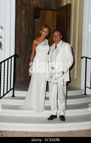 MIAMI BEACH, FL - 17 MAI : Adriana de Moura, Real Housewives of Miami, a marché dans l'allée avec fiancÅ½ Frederic Marq, le designer d'intérieur à l'église congrégationale de Coral Gables à Miami où environ 50 membres de la famille et amis les plus proches de la bombe brésilienne l'ont regardée épouser le Français plus âgé, dont la valeur nette est de 15 millions de dollars. Les co-stars d'Adriana Lisa Hochstein, Alexia Echevarria et Marysol Patton l'ont escortée à l'église et ont servi de demoiselles d'honneur pour la somptueuse affaire le 17 mai 2013 à Miami, Floride... personnes : Marysol Patton Alexia Echevarria Adriana de Moura Lisa Hochstein..TransMiss Banque D'Images