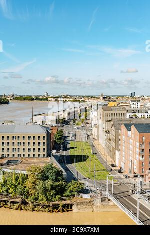 La vue le long de la Garonne jusqu'au vieux coeur de Bordeaux depuis le quartier Bacalan au nord, Bordeaux, Gironde, Nouvelle-Aquitaine, France Banque D'Images
