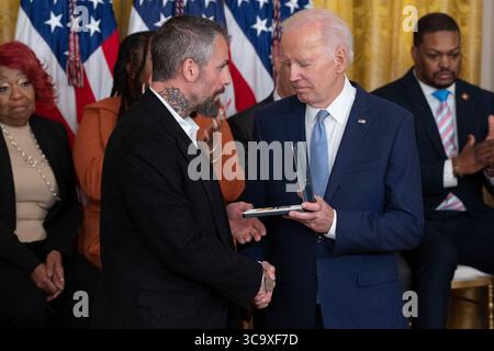 6 janvier 2023, Washington, District of Columbia, États-Unis : le président des États-Unis Joe Biden remet la médaille des citoyens présidentiels à l'ancien policier Michael Fanone de Washington, DC, lors d'une cérémonie marquant les deux ans de l'insurrection du 6 janvier à la Maison Blanche à Washington, DC, le vendredi 6 janvier 2023. Biden a décerné la Médaille des citoyens présidentiels à l'officier de police du Capitole Eugene Goodman, à l'ancien officier de police de Washington, DC Michael Fanone, à l'officier de police du Capitole Caroline Edwards, à l'officier de police du Capitole Brian Sicknick (à titre posthume), aux travailleurs électoraux Shaye M. Banque D'Images