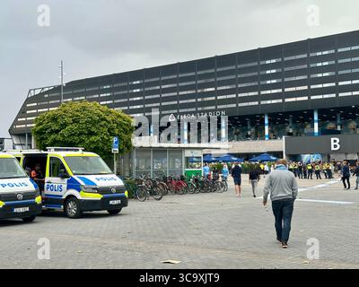05 août 2025, Suède, Malmö : soccer : qualification pour la Ligue des Champions, Malmö FF - FC Copenhague, 3e tour, première manche. Les voitures de police se tiennent devant l'Eleda Stadium du Malmö FF alors que les supporters arrivent pour la première étape de leur qualification pour la Ligue des Champions face au rival danois FC Copenhague. Photo : Steffen Trumpf/dpa Banque D'Images