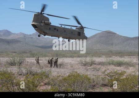 Des aviateurs américains du 14th Air support Operation Squadron et des soldats américains affectés au 2nd Battalion, 12th Infantry Regiment, 2nd Brigade combat Team, Banque D'Images