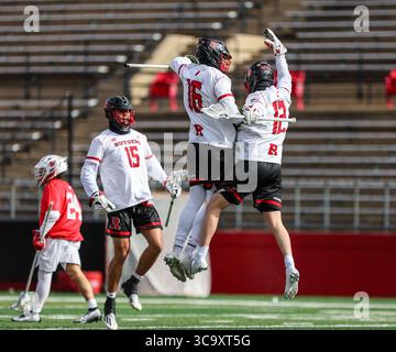 04 février 2023 : Rutgers attaquent Nick Teresky (12 ans) et le milieu de terrain de Rutgers Justin Kim (16 ans) célèbrent un but lors d'un match d'ouverture de la saison de crosse masculine de la NCAA entre les Marist Red Foxes et les Rutgers Scarlet Knights au stade SHI de Piscataway, New Jersey. Mike Langish/Cal Sport Media. (Crédit image : © Mike Langish/CSM via ZUMA Press Wire) Banque D'Images