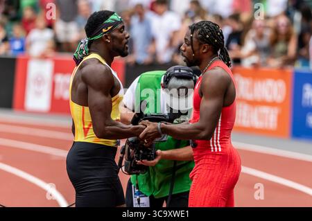 03 août 2025 Eugene, OU U.S.A. CORRECTION DE LÉGENDE : Noah Lyles, athlète masculin de 200 mètres, est poussé par Kenny Bednarek tous deux parle de l'incident lors du jour 4 du Championnat d'athlétisme extérieur de l'USATF à Hayward Field Eugene OU Thurman James/CSM Banque D'Images