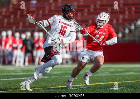 04 février 2023 : Justin Kim (16 ans), milieu de terrain des Rutgers, et Tyler Ammirato (44 ans), milieu de terrain mariste, affrontent les Maristes Red Foxes et les Rutgers Scarlet Knights au SHI Stadium de Piscataway, New Jersey. Mike Langish/Cal Sport Media. (Crédit image : © Mike Langish/CSM via ZUMA Press Wire) Banque D'Images