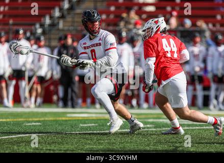 04 février 2023 : le milieu de terrain des Rutgers David Sprock (0) évite la défense du milieu de terrain mariste Tyler Ammirato (44) lors d'un match d'ouverture de la saison de crosse masculine de la NCAA entre les Marist Red Foxes et les Rutgers Scarlet Knights au stade SHI de Piscataway, New Jersey. Mike Langish/Cal Sport Media. (Crédit image : © Mike Langish/CSM via ZUMA Press Wire) Banque D'Images