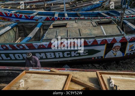 17 avril 2020, Dakar, Dakar, Sénégal : un homme répare sa pirogue transformée en bateau de pêche sur la plage de Hann. Plus de 17% des Sénégalais vivent de la pêche. Depuis le ralentissement du trafic aérien mondial, le secteur de l’exportation s’est ralenti : les meilleurs poissons, réservés aux marchés européen et asiatique, sont vendus sur le marché local. Sur l’un des principaux quais de pêche de Dakar, pêcheurs et détaillants subissent les conséquences de l’excédent de poisson et des mesures mises en place par le gouvernement sénégalais pour lutter contre le coronavirus. (Crédit image : © Sadak Souici/ZUMA Press Wire) Banque D'Images