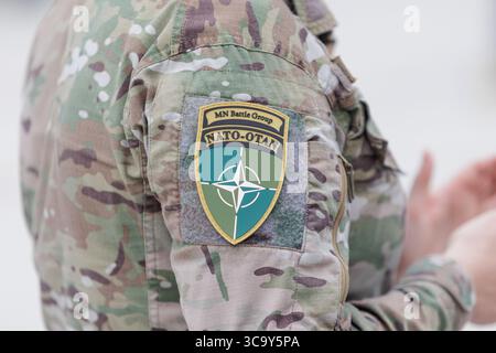 Écusson OTAN OTAN OTAN sur une manche d'uniforme de combat camouflage Banque D'Images