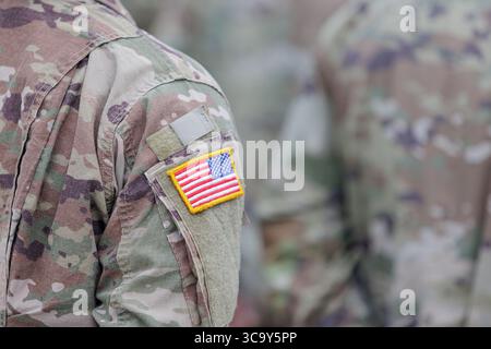 Épaule d'un soldat américain en uniforme de camouflage affichant un patch de drapeau américain pendant la formation Banque D'Images