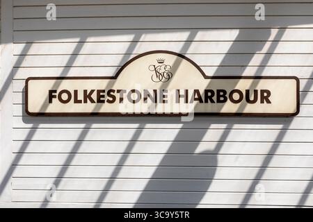 Le panneau pour Folkestone Harbour sur Folkestone Harbour Arm Banque D'Images