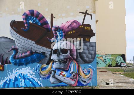 Érosion côtière, recul du littoral et destruction de l'habitat. Le bâtiment « le signal » à Soulac, Gironde, symbolise la désaffection et la destruction Banque D'Images