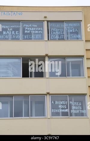 Érosion côtière, recul du littoral et destruction de l'habitat. Le bâtiment « le signal » à Soulac, Gironde, symbolise la désaffection et la destruction Banque D'Images