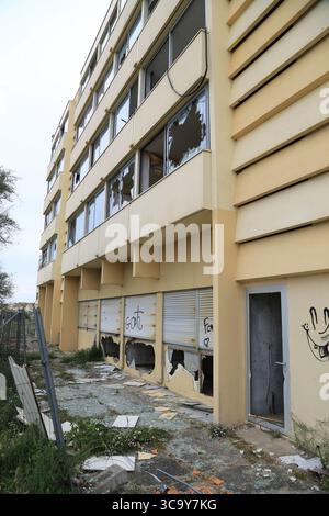 Érosion côtière, recul du littoral et destruction de l'habitat. Le bâtiment « le signal » à Soulac, Gironde, symbolise la désaffection et la destruction Banque D'Images