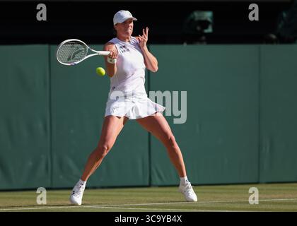 Le joueur de tennis polonais IgA Swiatek en action aux Championnats de Wimbledon 2025, Londres, Angleterre, Royaume-Uni. Banque D'Images
