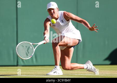 Le joueur de tennis polonais IgA Swiatek en action aux Championnats de Wimbledon 2025, Londres, Angleterre, Royaume-Uni. Banque D'Images
