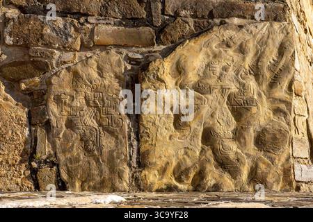 17 décembre 2022, Oaxaca, Oaxaca, Mexique : détail de sculptures en pierre sur l'Observatoire, bâtiment J, dans les ruines zapotèques préhispaniques de Monte Alban à Oaxaca, Mexique. Ces sculptures sont appelées glyphes de conquête et sont censées représenter les dirigeants des villes conquises. Un site classé au patrimoine mondial de l'UNESCO. (Crédit image : © Jon G. Fuller / Vwpics/VW pics via ZUMA Press Wire) Banque D'Images