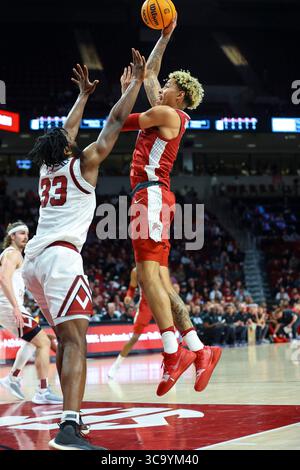 4 février 2023 : Jalen Graham (11 ans), senior de l'Arkansas, tire sur Josh Gray (33 ans), junior de Caroline du Sud. Match de basket-ball NCAA entre l'Université de l'Arkansas et l'Université de Caroline du Sud au Colonial Life Arena, Columbia, Caroline du Sud. David Beach/CSM (crédit image : © David Beach/CSM via ZUMA Press Wire) Banque D'Images