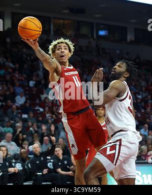 4 février 2023 : Jalen Graham (11 ans), senior de l'Arkansas, tire sur Josh Gray (33 ans), junior de Caroline du Sud. Match de basket-ball NCAA entre l'Université de l'Arkansas et l'Université de Caroline du Sud au Colonial Life Arena, Columbia, Caroline du Sud. David Beach/CSM (crédit image : © David Beach/CSM via ZUMA Press Wire) Banque D'Images