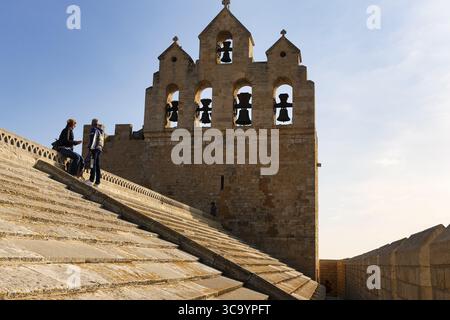 Clocher de l'église notre-Dame-de-la-mer, deux touristes profitant de la vue depuis le toit de l'église fortifiée, Saintes-Maries-de-la-mer, Camargue, F. Banque D'Images