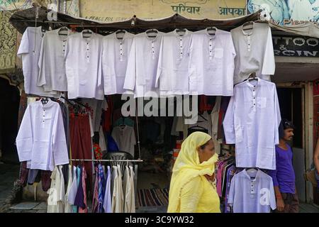 Pushkar Mela, Pushkar, grand marché de chameaux et de bétail, Rajasthan, Inde du Nord, Asie, étal de marché avec chemises blanches à vendre, Inde Banque D'Images
