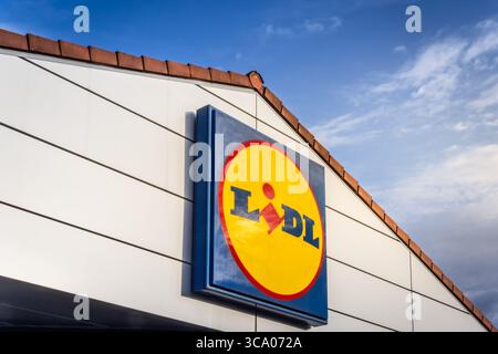 Hockenheim, Allemagne, 13 juillet 2025 : signe LIDL. Lidl est une chaîne allemande de supermarchés discount avec de nombreux emplacements en Europe Banque D'Images