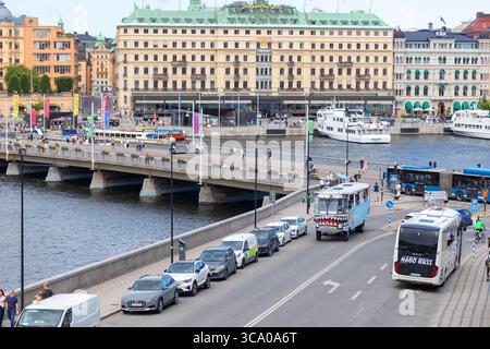 Stockholm, Suède - 10 juillet 2025 : vue panoramique sur la vieille ville (Gamla Stan), le Grand Hôtel, les ponts et les voitures un jour d'été, capturant les terres urbaines Banque D'Images