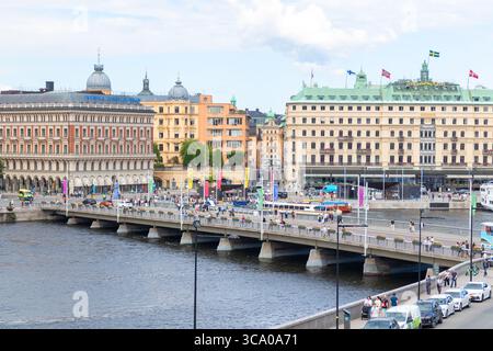 Stockholm, Suède - 10 juillet 2025 : vue panoramique sur la vieille ville (Gamla Stan), le Grand Hôtel, les ponts et les voitures un jour d'été, capturant les terres urbaines Banque D'Images