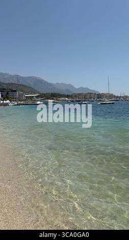 La vieille ville de Kotor au Monténégro est un exemple étonnant de port médiéval bien préservé de l'Adriatique, bordé de falaises spectaculaires et d'une baie profonde ressemblant à un fjord Banque D'Images
