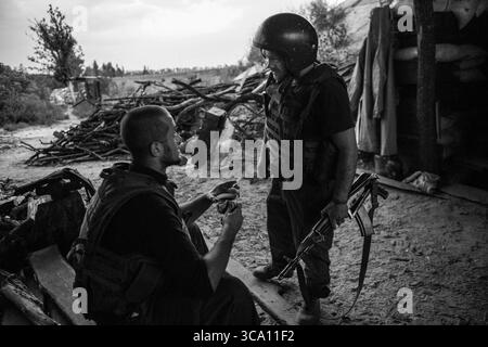 28 août 2017 - Donbass, Ukraine - deux soldats du bataillon discutent de la veille nocturne..Â .Groupe armé séparatiste russophone actif dans l'est de l'Ukraine. Il est commandé par Aleksandr Sergueïevitch Khodakosvsky. Avec un effectif d'environ 2 500 hommes, il est l'une des principales composantes militaires de la République populaire de Donetsk et partage sa zone opérationnelle avec le bataillon Oplot. Il serait composé d'anciens membres des groupes spéciaux ukrainiens ''Alpha'' et ''Berkut'', ainsi que d'anciens combattants de la guerre en Tchétchénie, la majorité de ses membres venant de la population locale... les Vostok Banque D'Images