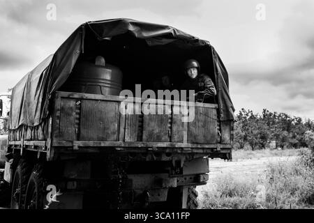 29 août 2017 - Donbass, Ukraine - un camion de ravitaillement arrive sur la position avec d'autres soldats pro-russes et de l'eau potable ...Â .groupe armé séparatiste russophone actif dans l'est de l'Ukraine. Il est commandé par Aleksandr Sergueïevitch Khodakosvsky. Avec un effectif d'environ 2 500 hommes, il est l'une des principales composantes militaires de la République populaire de Donetsk et partage sa zone opérationnelle avec le bataillon Oplot. Il serait composé d'anciens membres des groupes spéciaux ukrainiens ''Alpha'' et ''Berkut'', ainsi que d'anciens combattants de la guerre en Tchétchénie, avec la majeure partie de son memb Banque D'Images