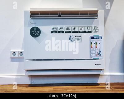 Berlin, Allemagne. 06 août 2025. Une unité de climatisation du fabricant Panasonic installée près du sol avec le réfrigérant R32, classe d'efficacité énergétique A pour le refroidissement et A pour le chauffage ainsi qu'un filtre à air intégré est exposée dans le showroom de la société Berliner Klima Klimaanlagen Technik und Service. Une étiquette énergétique fournit des informations sur la consommation d'énergie. Pendant les vagues de chaleur, les systèmes de climatisation sont de plus en plus au centre de l'attention en Allemagne également. Globalement, ces appareils sont en hausse depuis des décennies. Crédit : Paul Zinken/dpa/Alamy Live News Banque D'Images