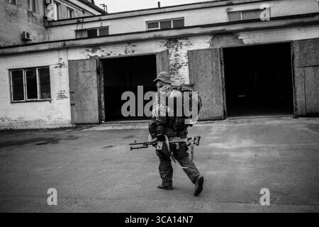 29 août 2017 - Donbass, Ukraine - des soldats pro-russes se déploient dans une position inconnue..Â .Groupe armé séparatiste russophone actif dans l'est de l'Ukraine. Il est commandé par Aleksandr Sergueïevitch Khodakosvsky. Avec un effectif d'environ 2 500 hommes, il est l'une des principales composantes militaires de la République populaire de Donetsk et partage sa zone opérationnelle avec le bataillon Oplot. Il serait composé d'anciens membres des groupes spéciaux ukrainiens ''Alpha'' et ''Berkut'', ainsi que d'anciens combattants de la guerre en Tchétchénie, la majorité de ses membres venant de la population locale Banque D'Images