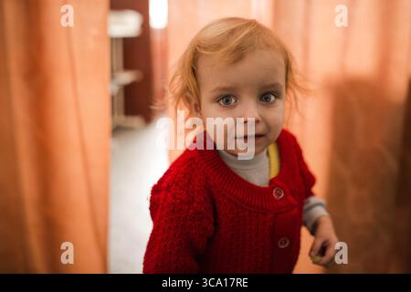 15 février 2018 - Toretsk, Donbass, Ukraine - Alina, 3 ans, est touchée par le virus du SIDA. Elle vit avec sa grand-mère depuis que sa mère est morte du sida. Toretsk est une ville minière dans l'oblast de Donetsk, en Ukraine. Sa population était de 35 296 habitants. L'hôpital central de Toretsk est 50% civil et 50% militaire, c'est le centre hospitalier le plus important du Donbass après celui de Donetsk. Son directeur chuprunov Viktor Mikhaïlovitch explique qu'il reçoit plus de 200 patients par jour. Le soutien de la première urgence internationale est essentiel pour le fonctionnement des services de l’hôpital. Il en résulte Banque D'Images