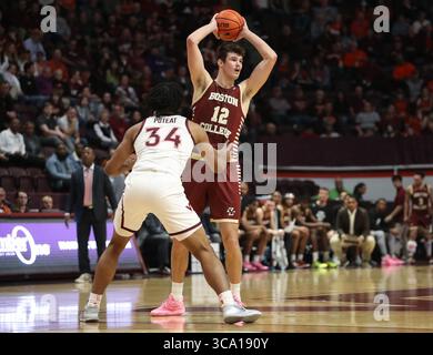 8 février 2023 : Quinten Post (12 ans), l'attaquant des Eagles de Boston College, semble passer pendant le match de basket-ball de la NCAA entre les Eagles de Boston College et les Hokies de Virginia Tech au Cassell Coliseum de Blacksburg, en Virginie. Greg Atkins/CSM (crédit image : © Greg Atkins/CSM via ZUMA Press Wire) Banque D'Images