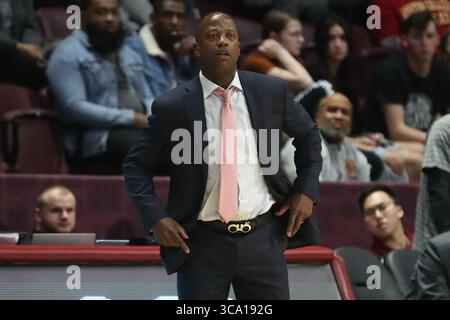 8 février 2023 : Earl Grant, entraîneur-chef des Boston College Eagles, regarde pendant le match de basket-ball de la NCAA entre les Boston College Eagles et les Virginia Tech Hokies au Cassell Coliseum de Blacksburg, en Virginie. Greg Atkins/CSM (crédit image : © Greg Atkins/CSM via ZUMA Press Wire) Banque D'Images