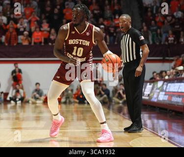 8 février 2023 : le gardien des Eagles de Boston College, Prince Aligbe (10 ans), semble passer lors du match de basket-ball de la NCAA entre les Eagles de Boston College et les Hokies de Virginia Tech au Cassell Coliseum de Blacksburg, en Virginie. Greg Atkins/CSM (crédit image : © Greg Atkins/CSM via ZUMA Press Wire) Banque D'Images
