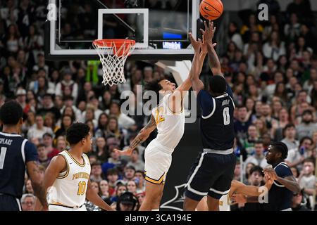 8 février 2023 ; Providence, Rhode Island, États-Unis; le garde de Georgetown Hoyas Brandon Murray (0) tente d'obtenir un tir sur le garde de Providence Friars Devin carter (22) pendant la première mi-temps à Amica Mutual Pavilion. Crédit obligatoire : Eric Canha-USA TODAY Sports (crédit image : © Eric Canha/CSM via ZUMA Press Wire) Banque D'Images